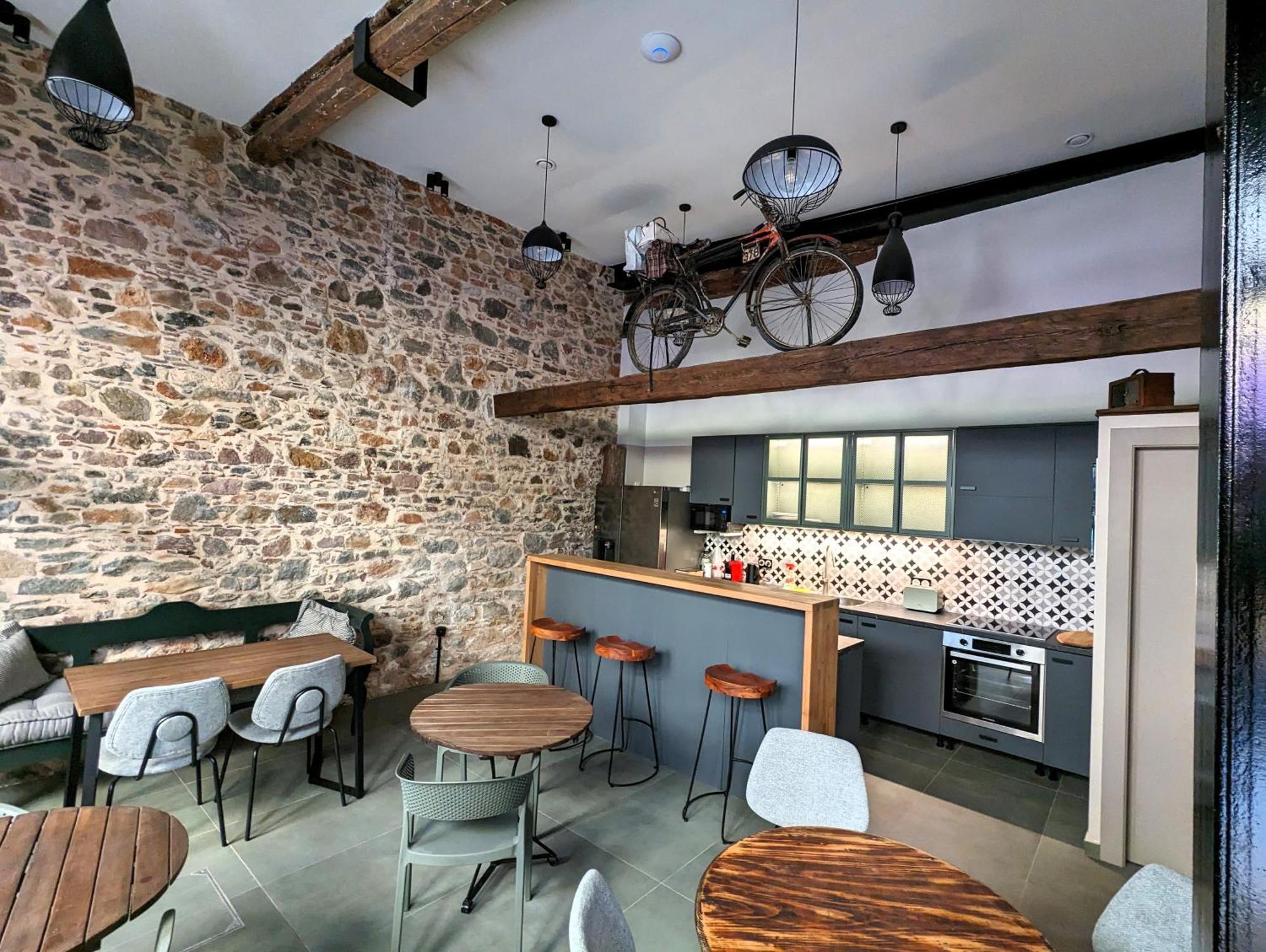 Issa Lesvos Hostel Mytilene ภายนอก รูปภาพ