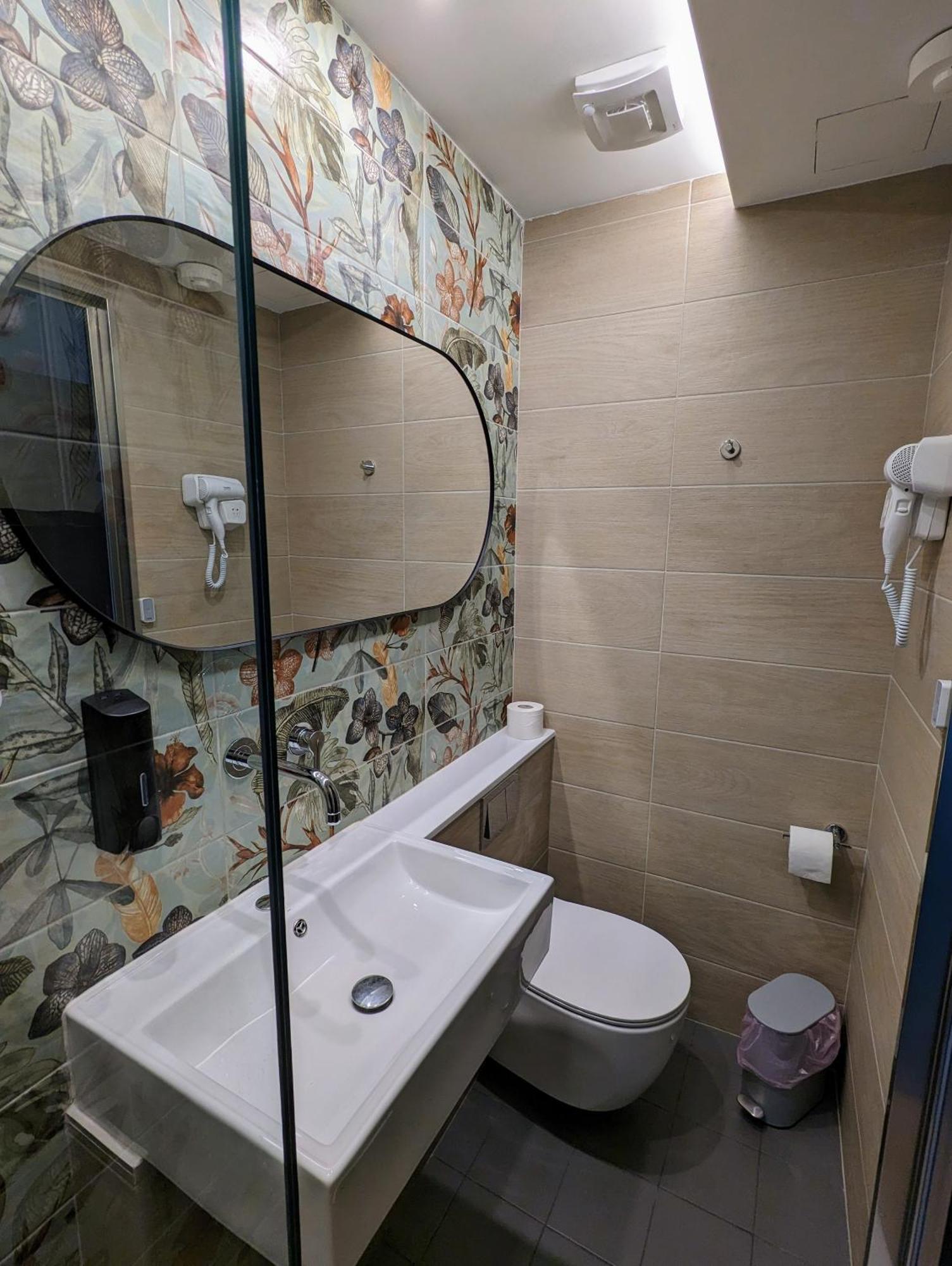 Issa Lesvos Hostel Mytilene ภายนอก รูปภาพ