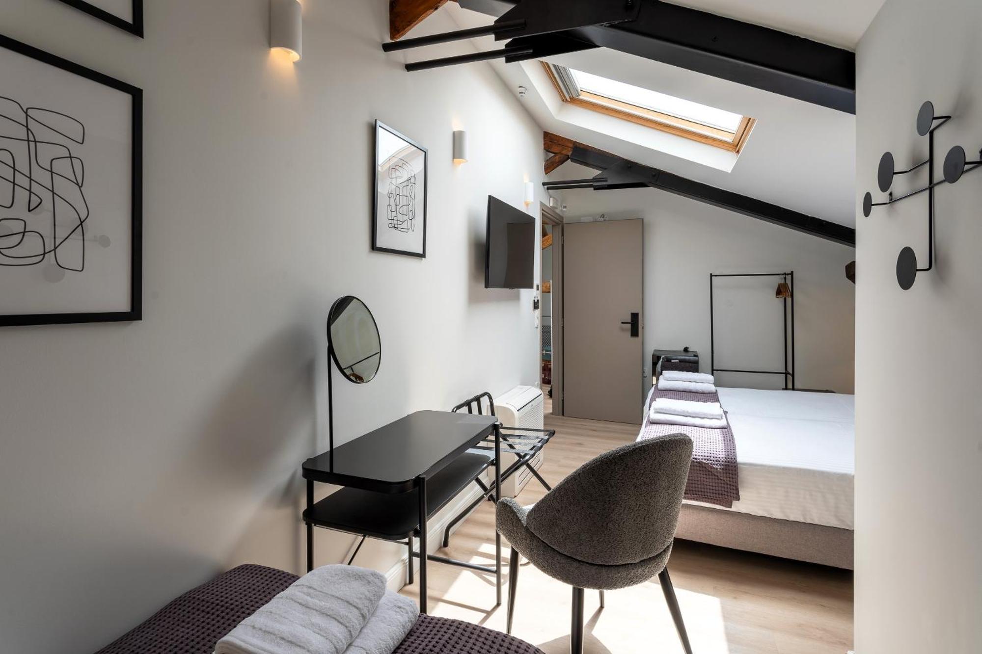 Issa Lesvos Hostel Mytilene ภายนอก รูปภาพ