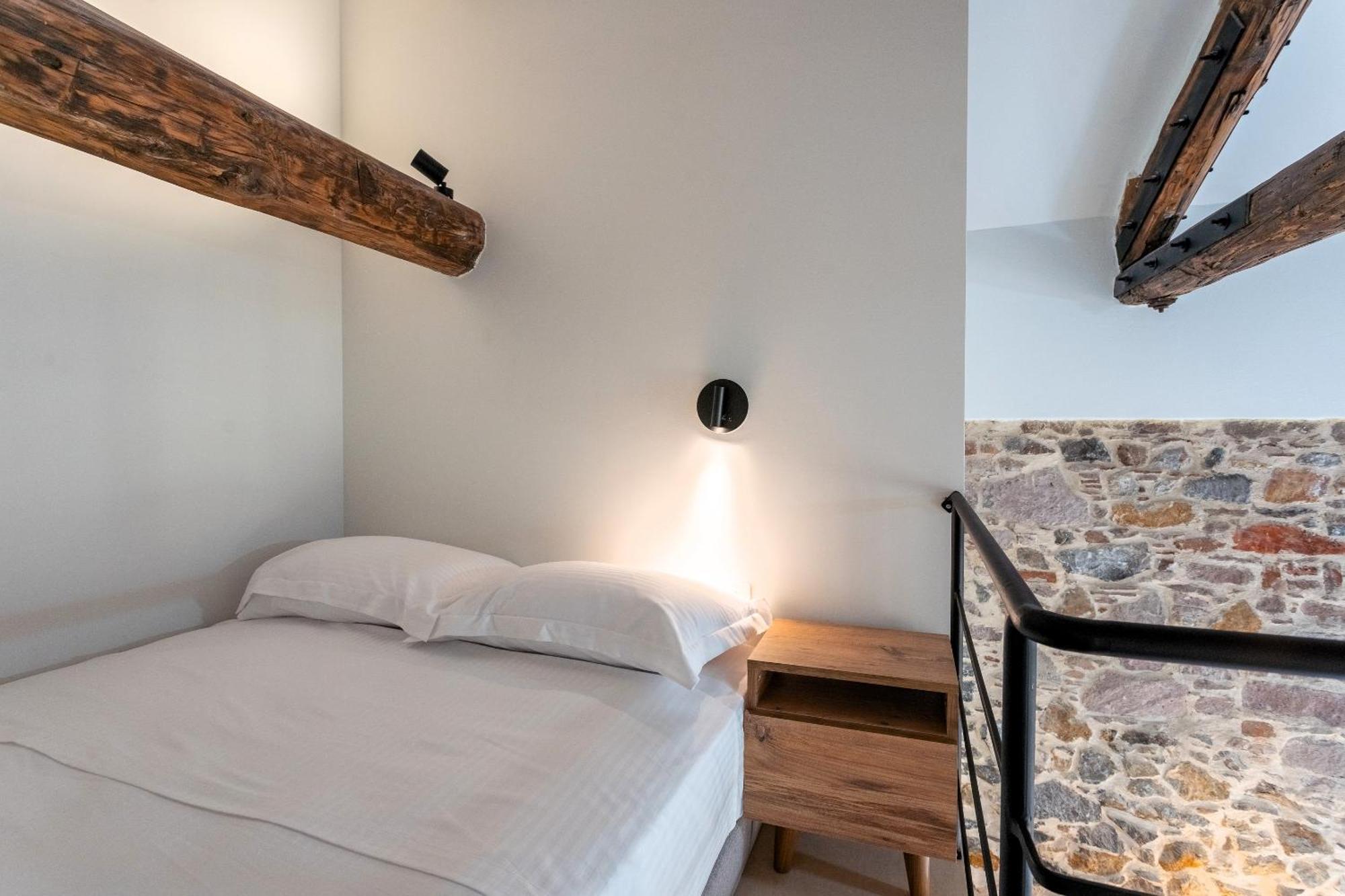 Issa Lesvos Hostel Mytilene ภายนอก รูปภาพ