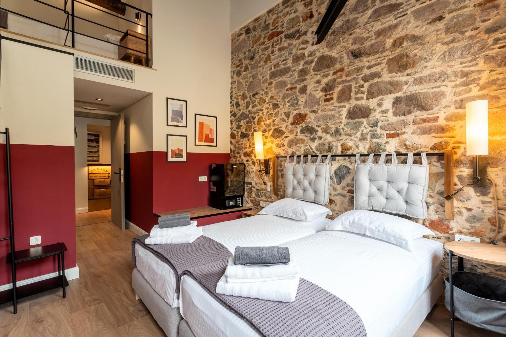 Issa Lesvos Hostel Mytilene ภายนอก รูปภาพ