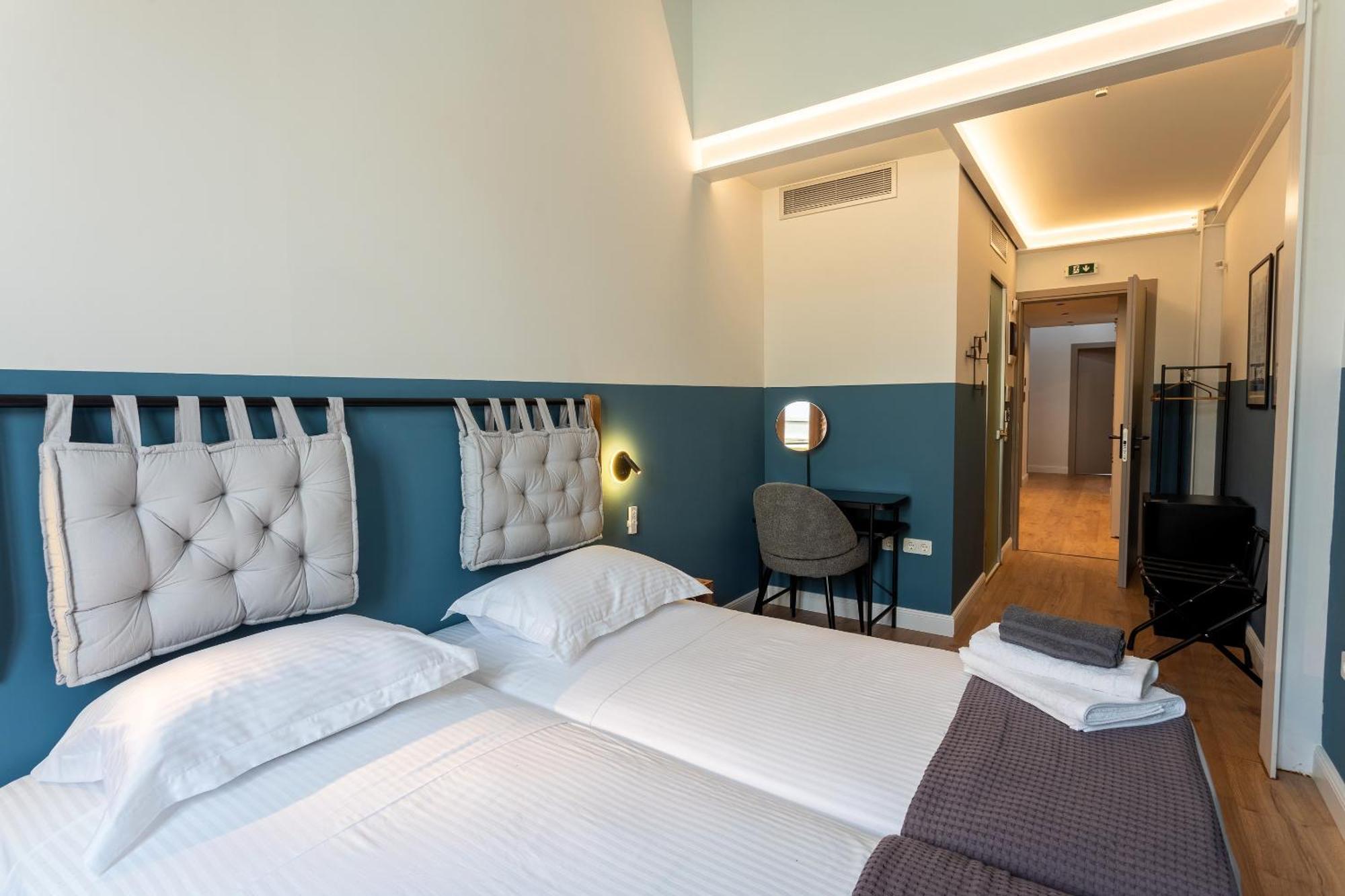 Issa Lesvos Hostel Mytilene ภายนอก รูปภาพ
