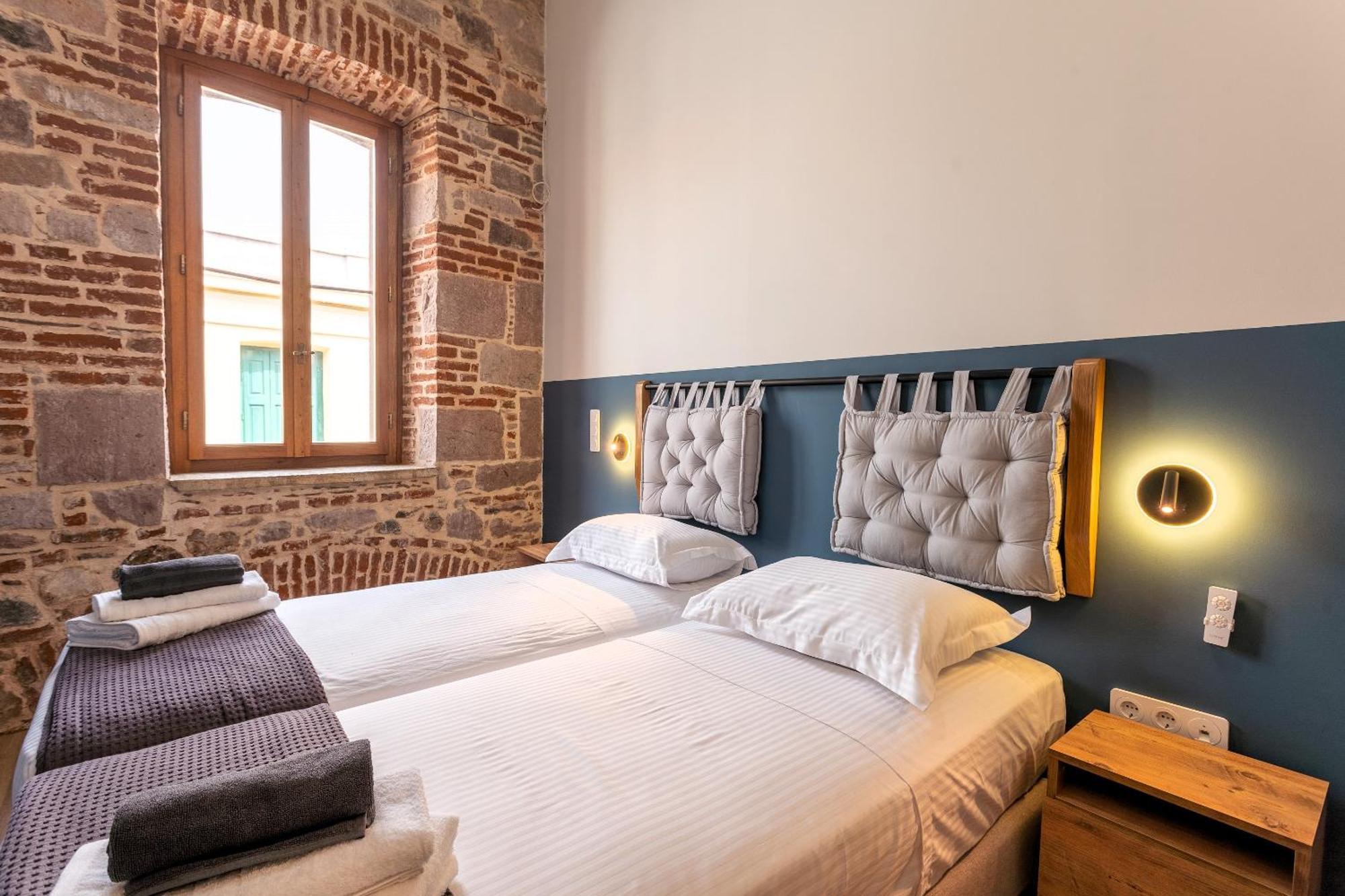 Issa Lesvos Hostel Mytilene ภายนอก รูปภาพ