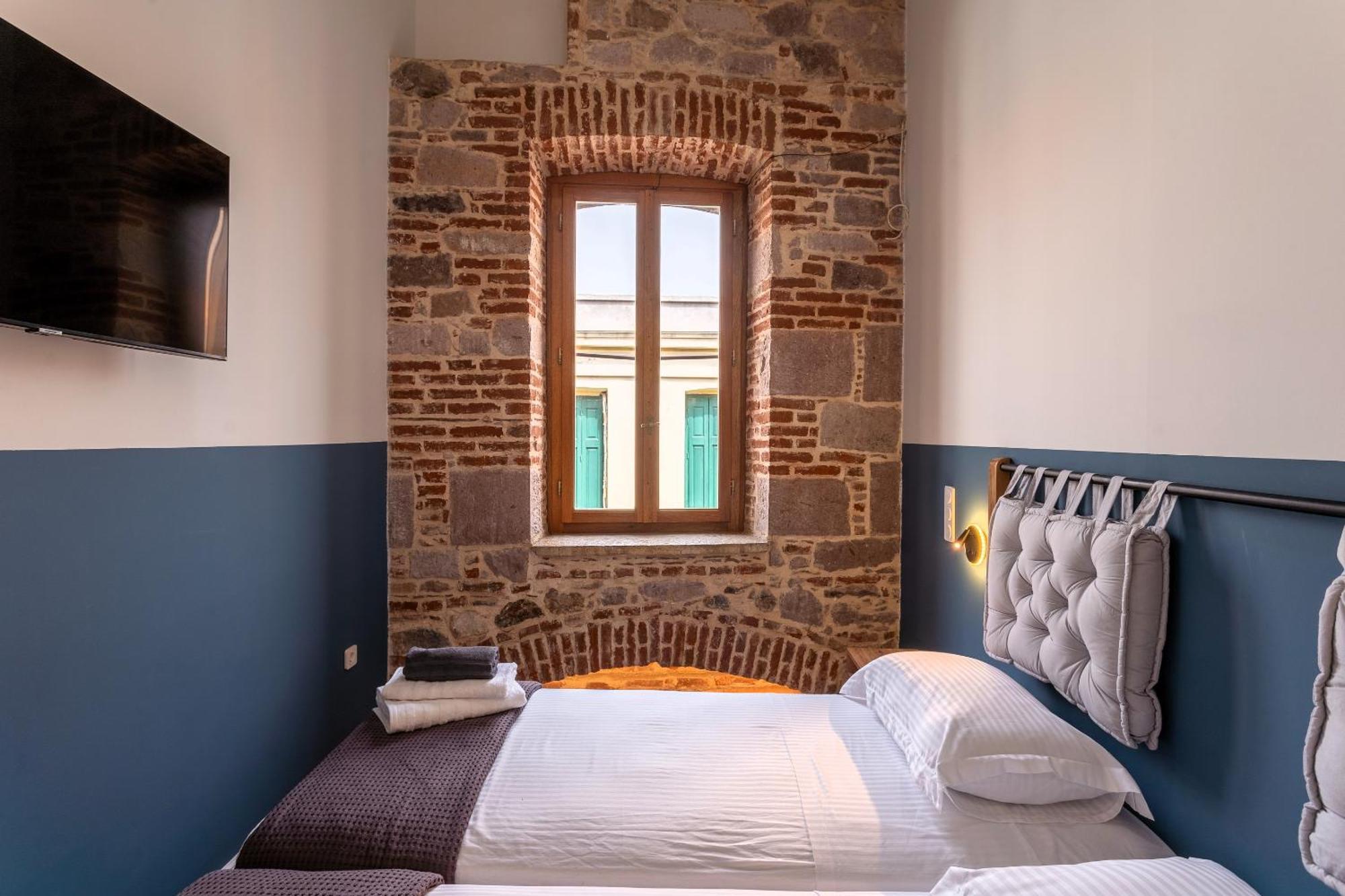 Issa Lesvos Hostel Mytilene ภายนอก รูปภาพ