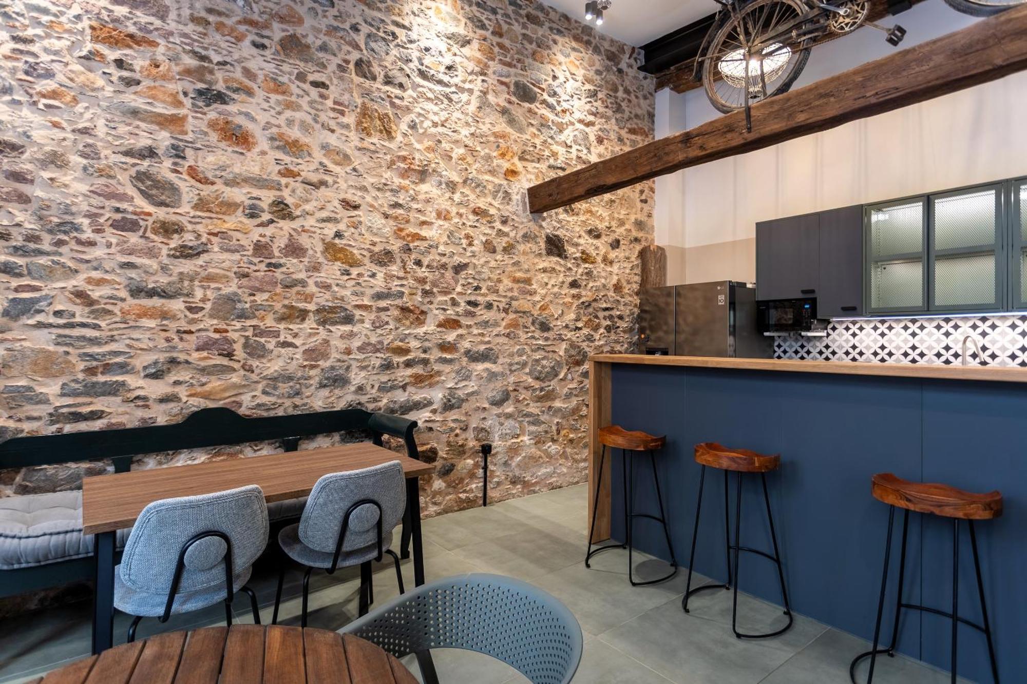 Issa Lesvos Hostel Mytilene ภายนอก รูปภาพ