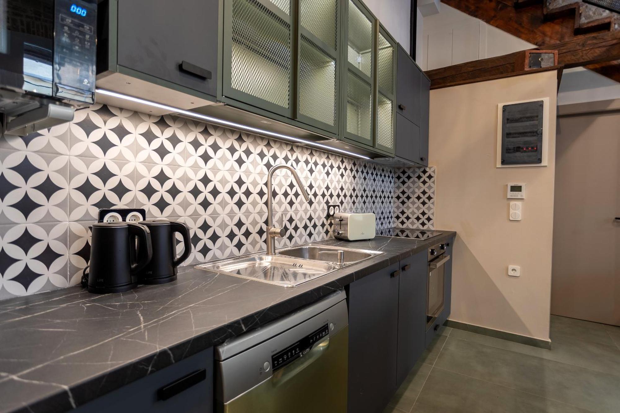 Issa Lesvos Hostel Mytilene ภายนอก รูปภาพ