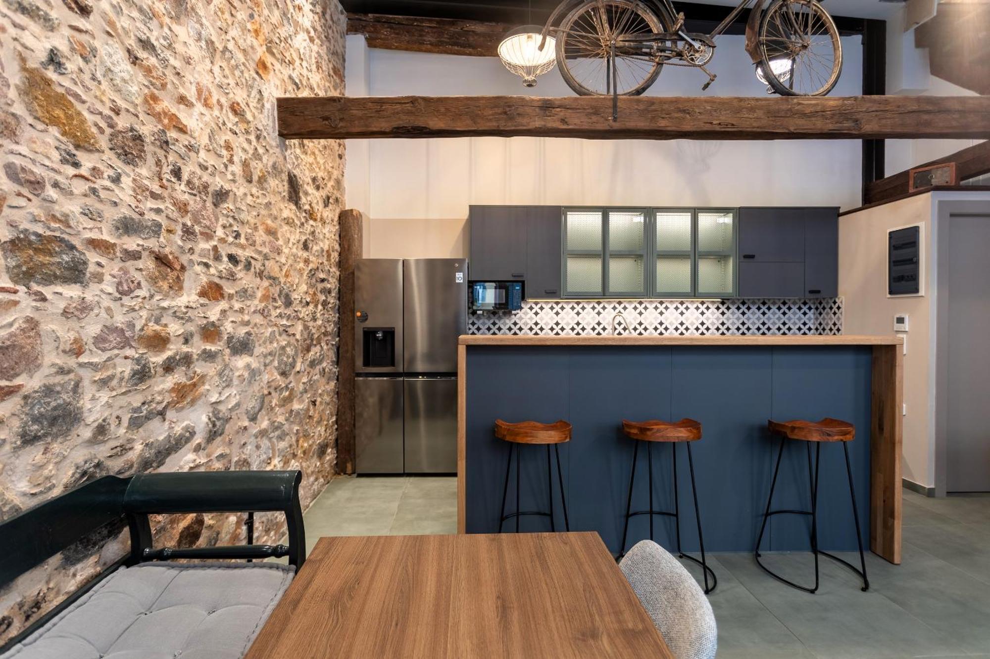 Issa Lesvos Hostel Mytilene ภายนอก รูปภาพ