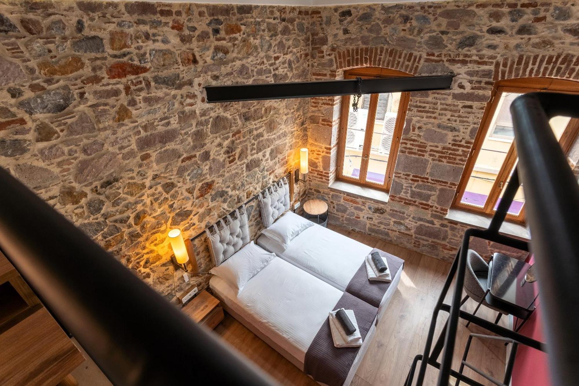 Issa Lesvos Hostel Mytilene ภายนอก รูปภาพ