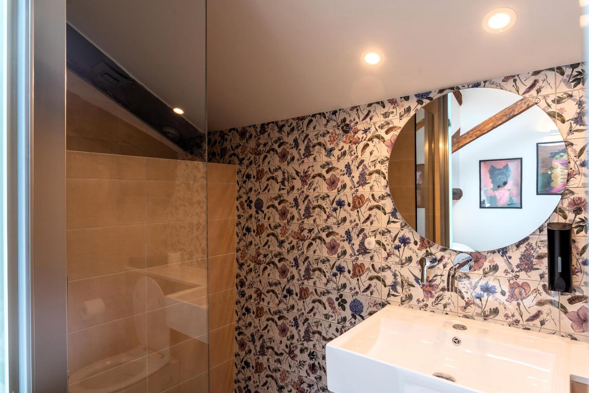 Issa Lesvos Hostel Mytilene ภายนอก รูปภาพ