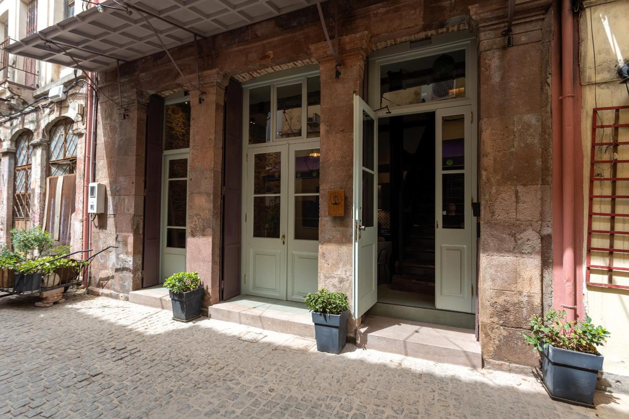 Issa Lesvos Hostel Mytilene ภายนอก รูปภาพ