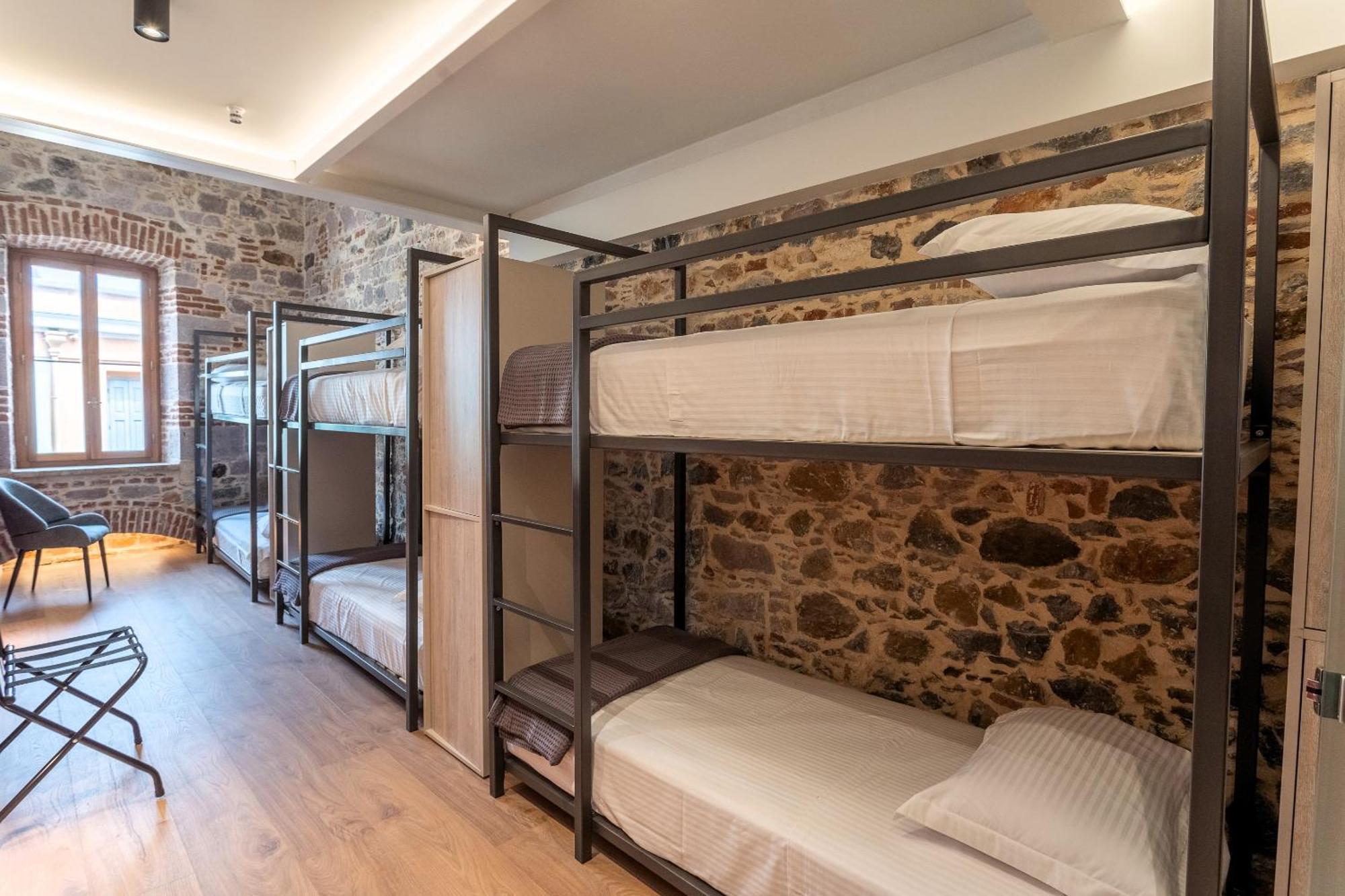 Issa Lesvos Hostel Mytilene ภายนอก รูปภาพ