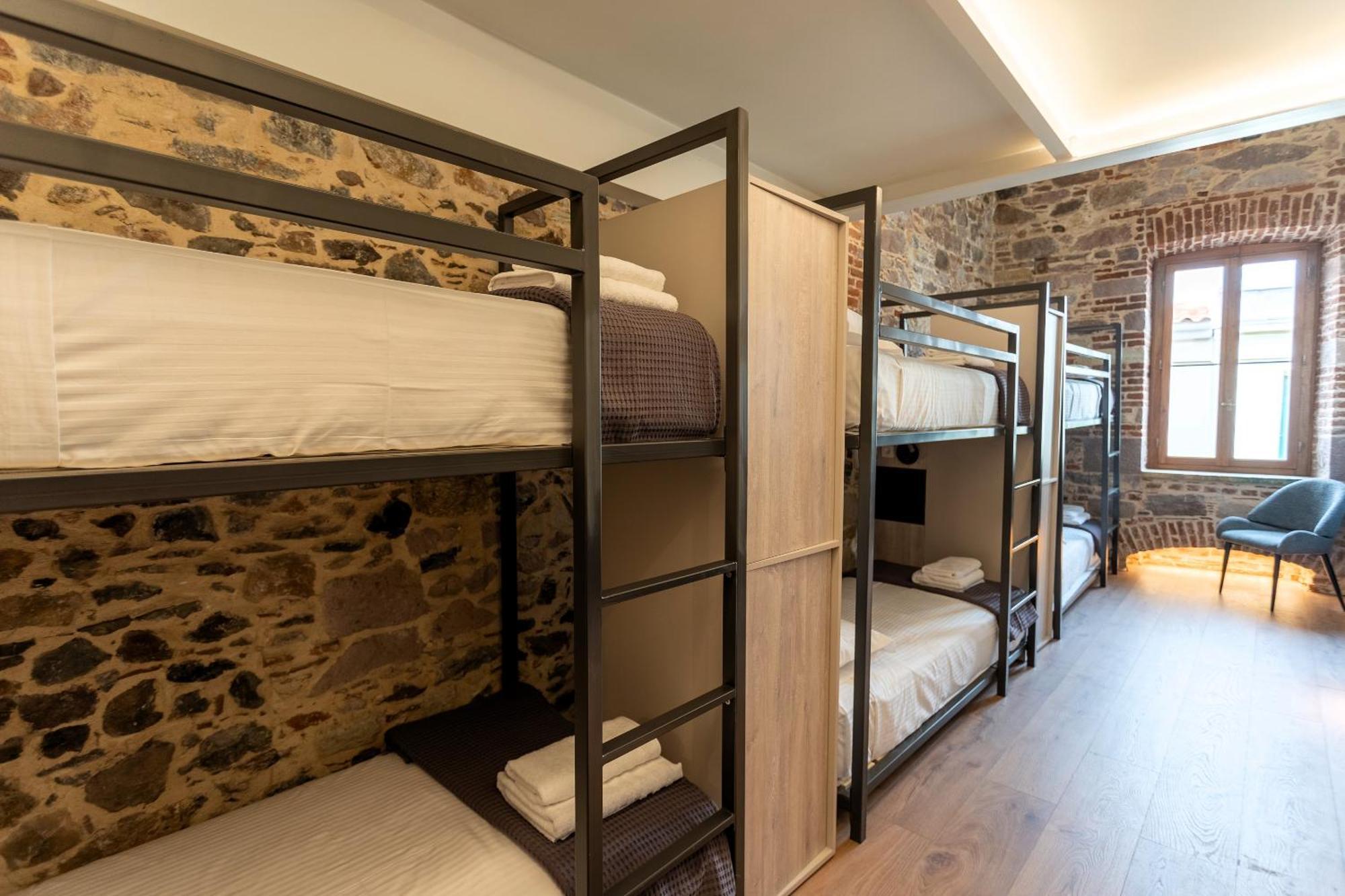 Issa Lesvos Hostel Mytilene ภายนอก รูปภาพ