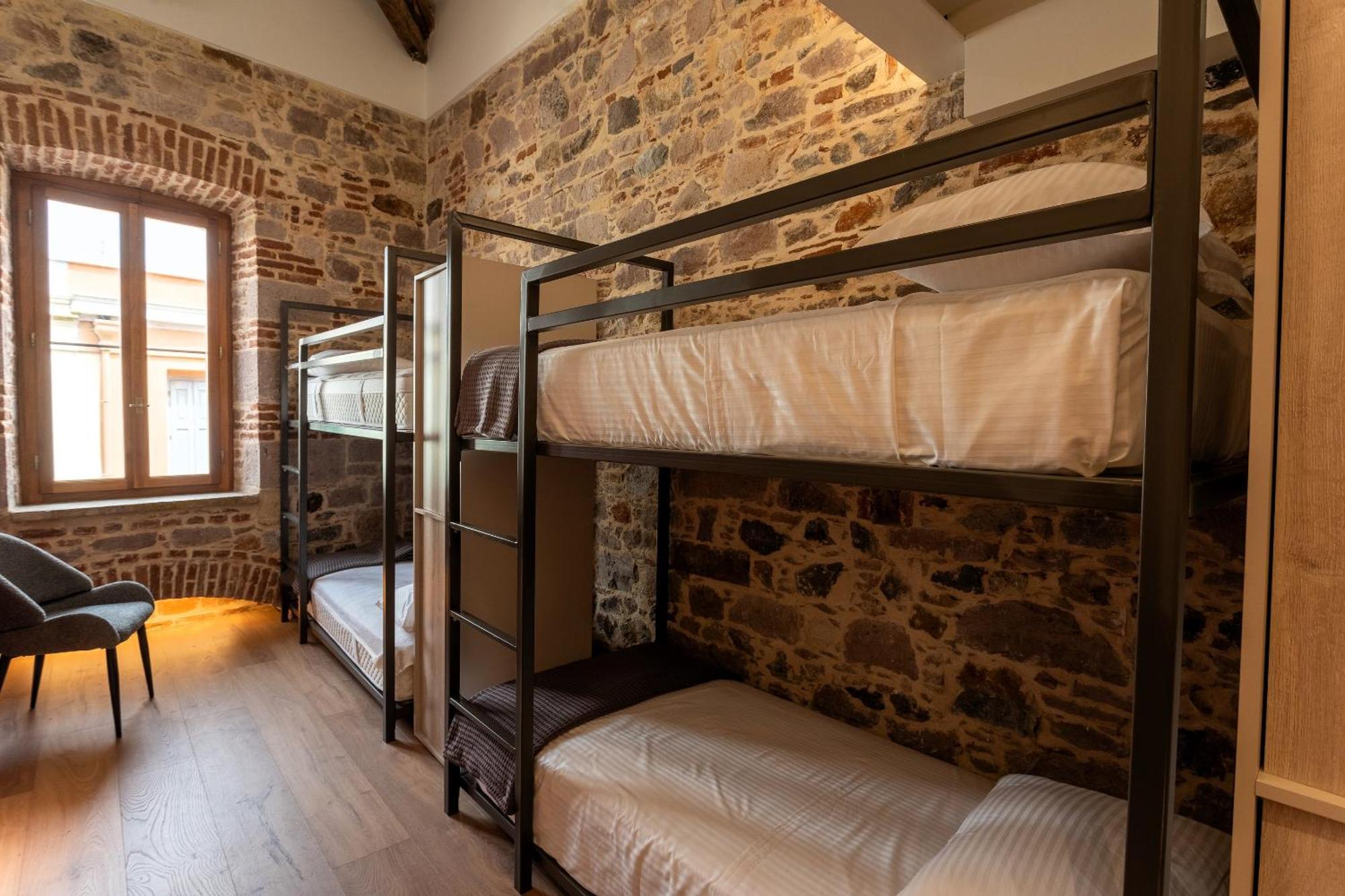 Issa Lesvos Hostel Mytilene ภายนอก รูปภาพ