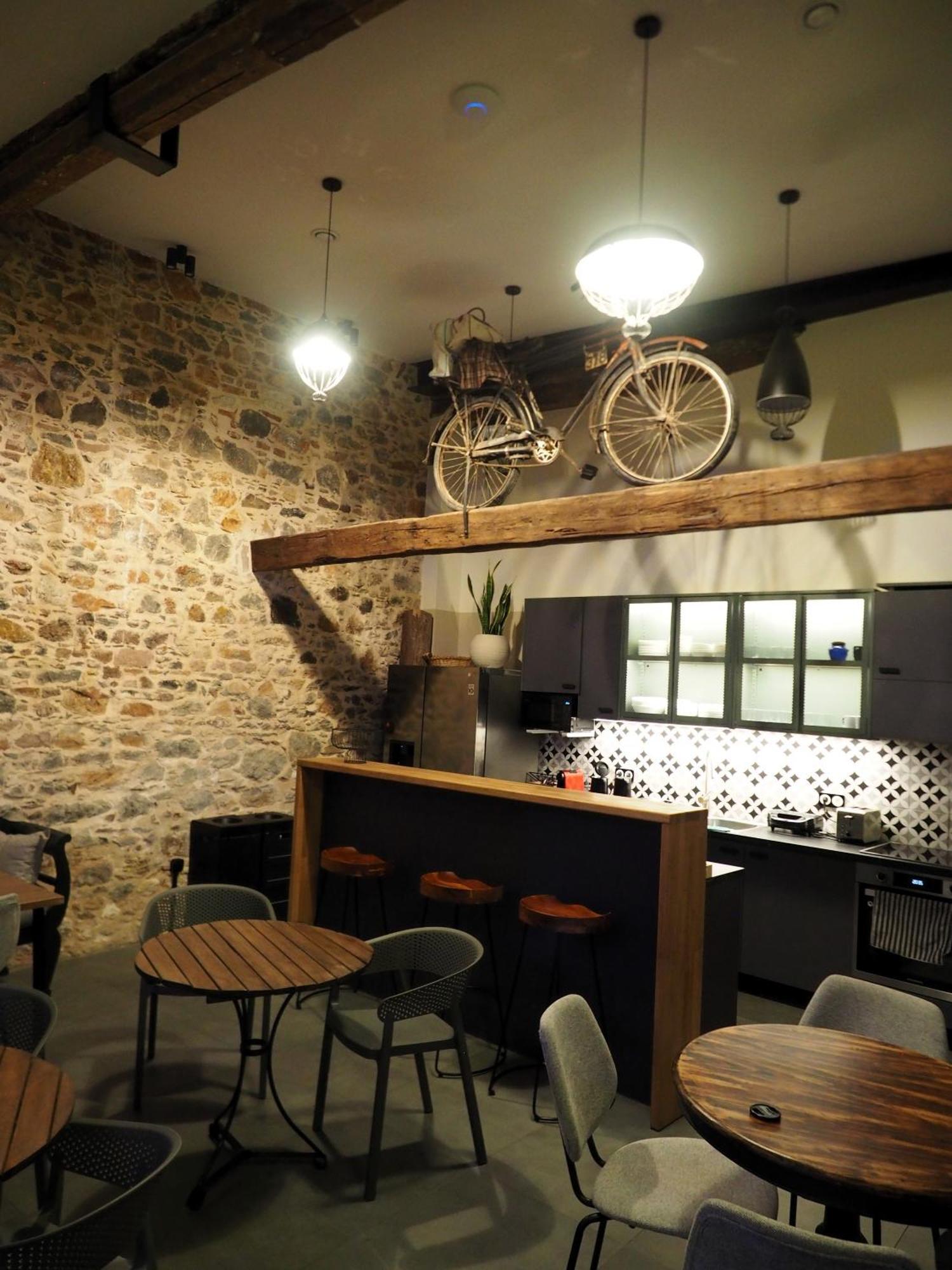Issa Lesvos Hostel Mytilene ภายนอก รูปภาพ