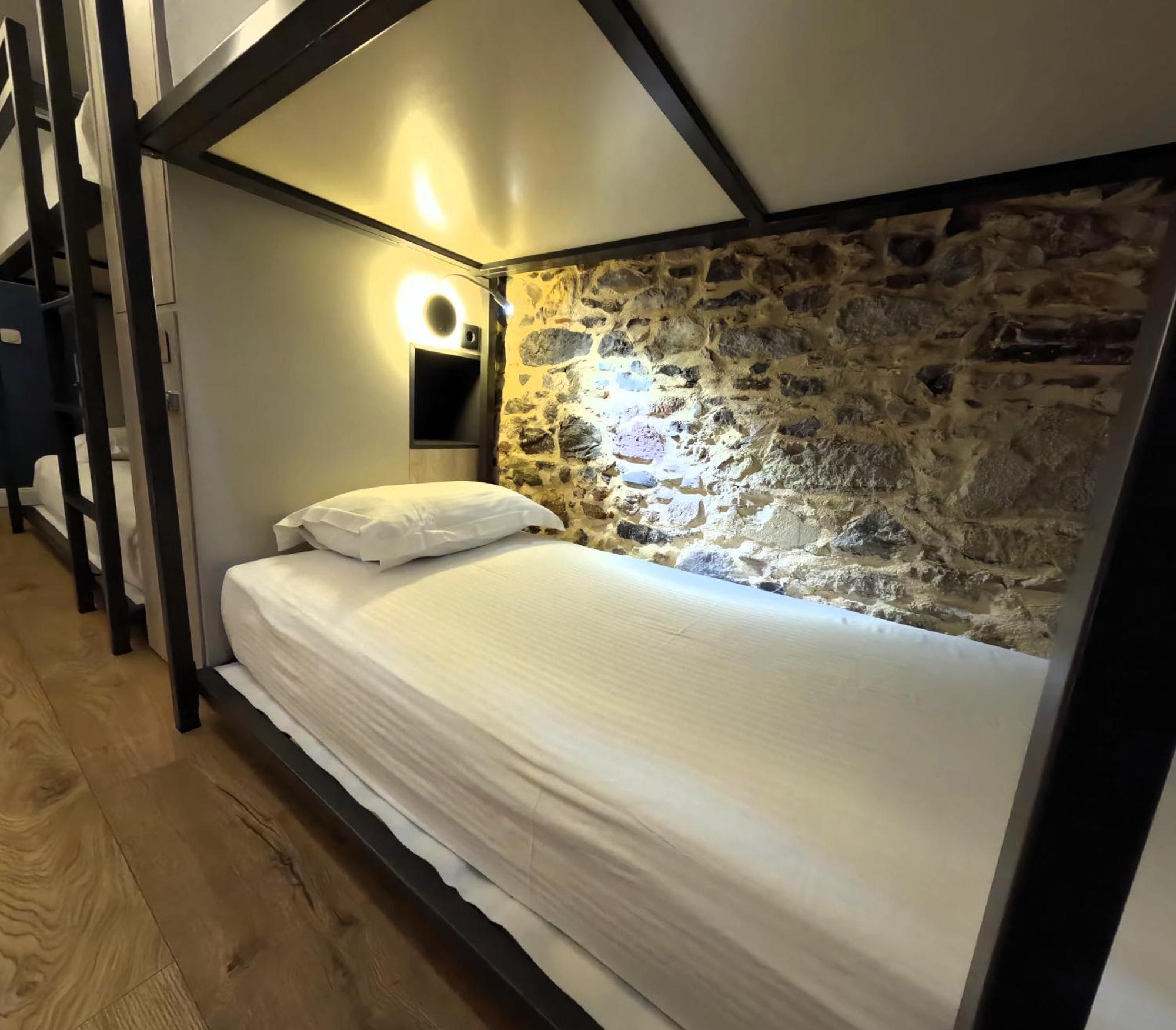 Issa Lesvos Hostel Mytilene ภายนอก รูปภาพ