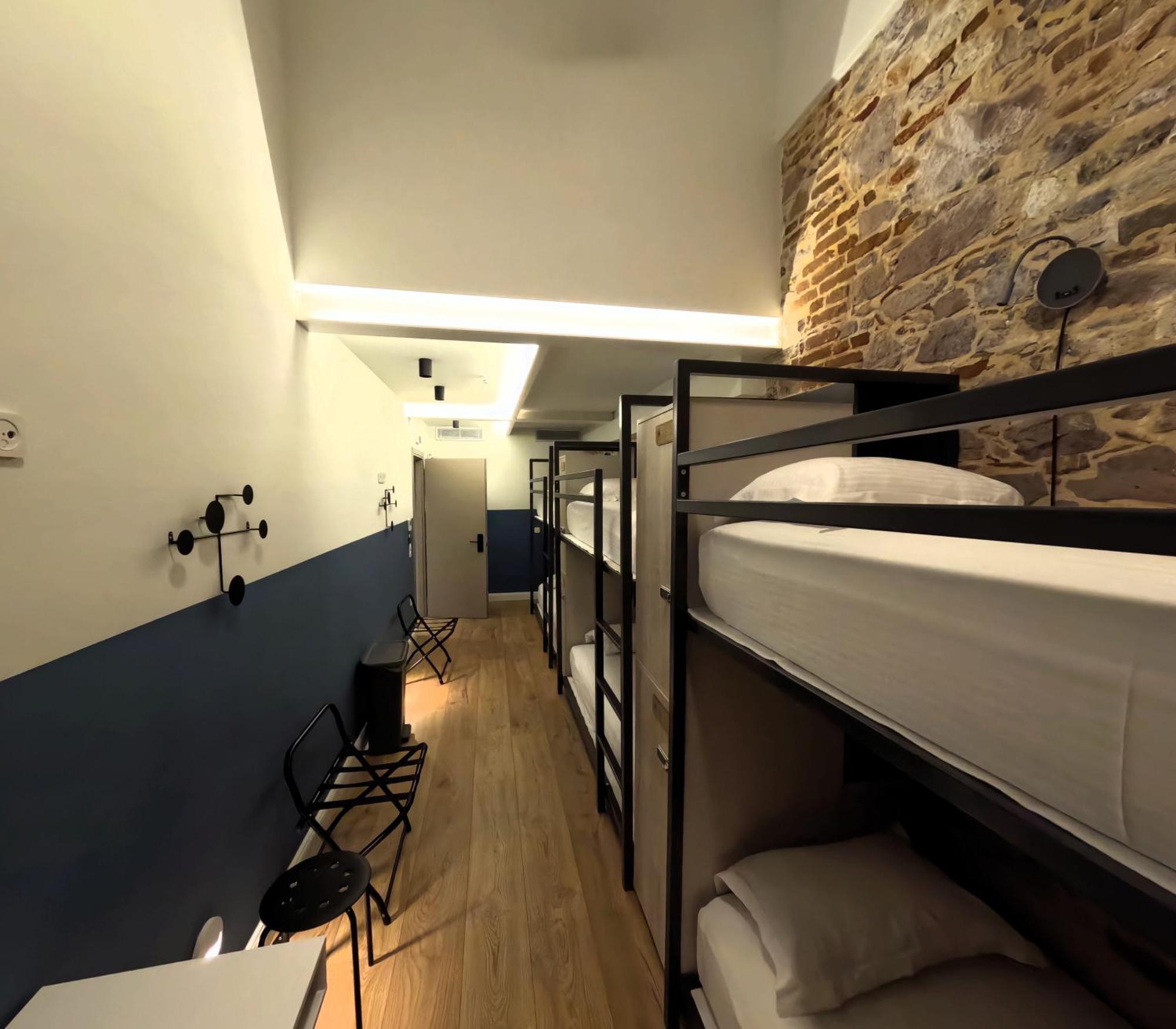 Issa Lesvos Hostel Mytilene ภายนอก รูปภาพ