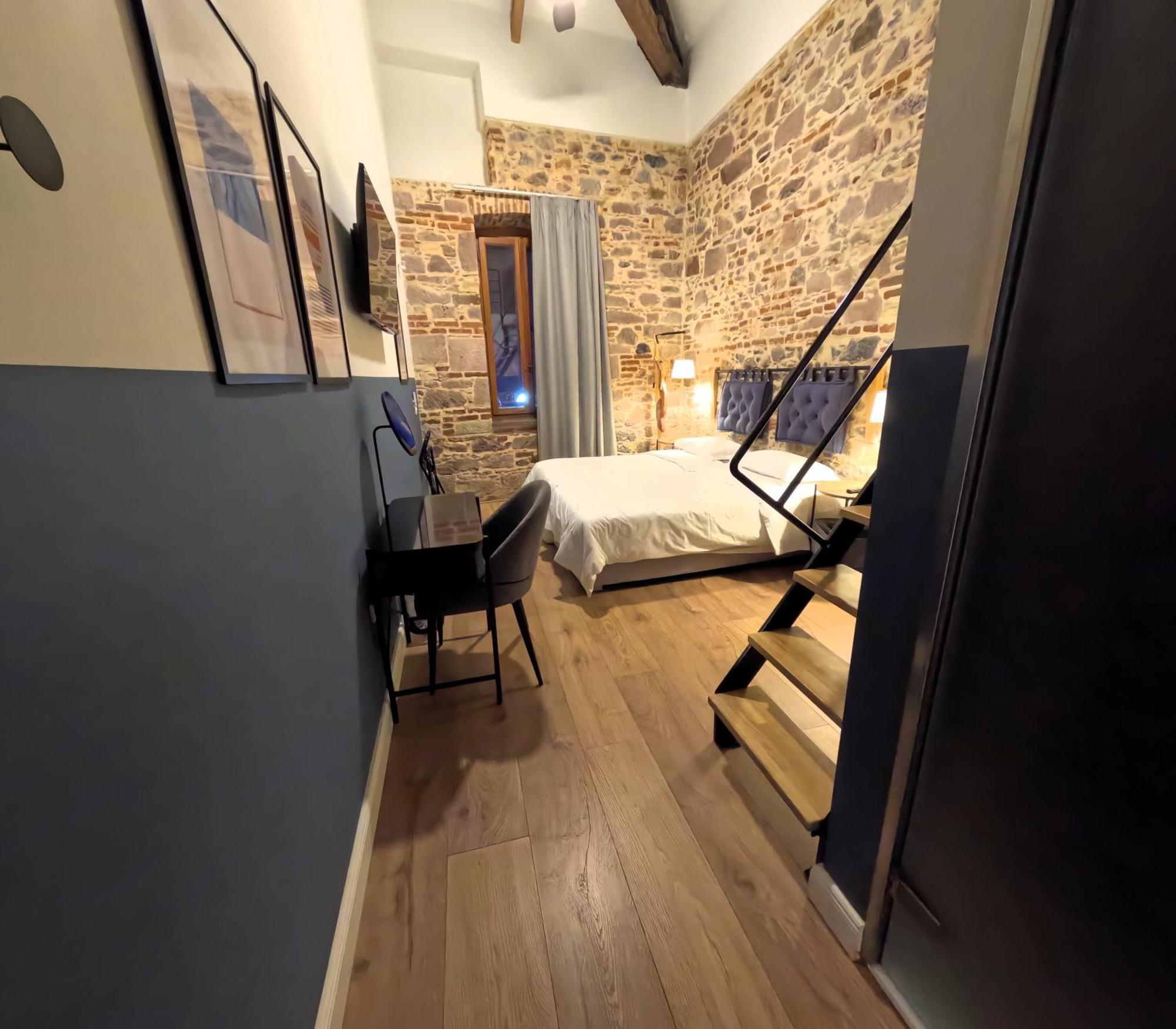 Issa Lesvos Hostel Mytilene ภายนอก รูปภาพ