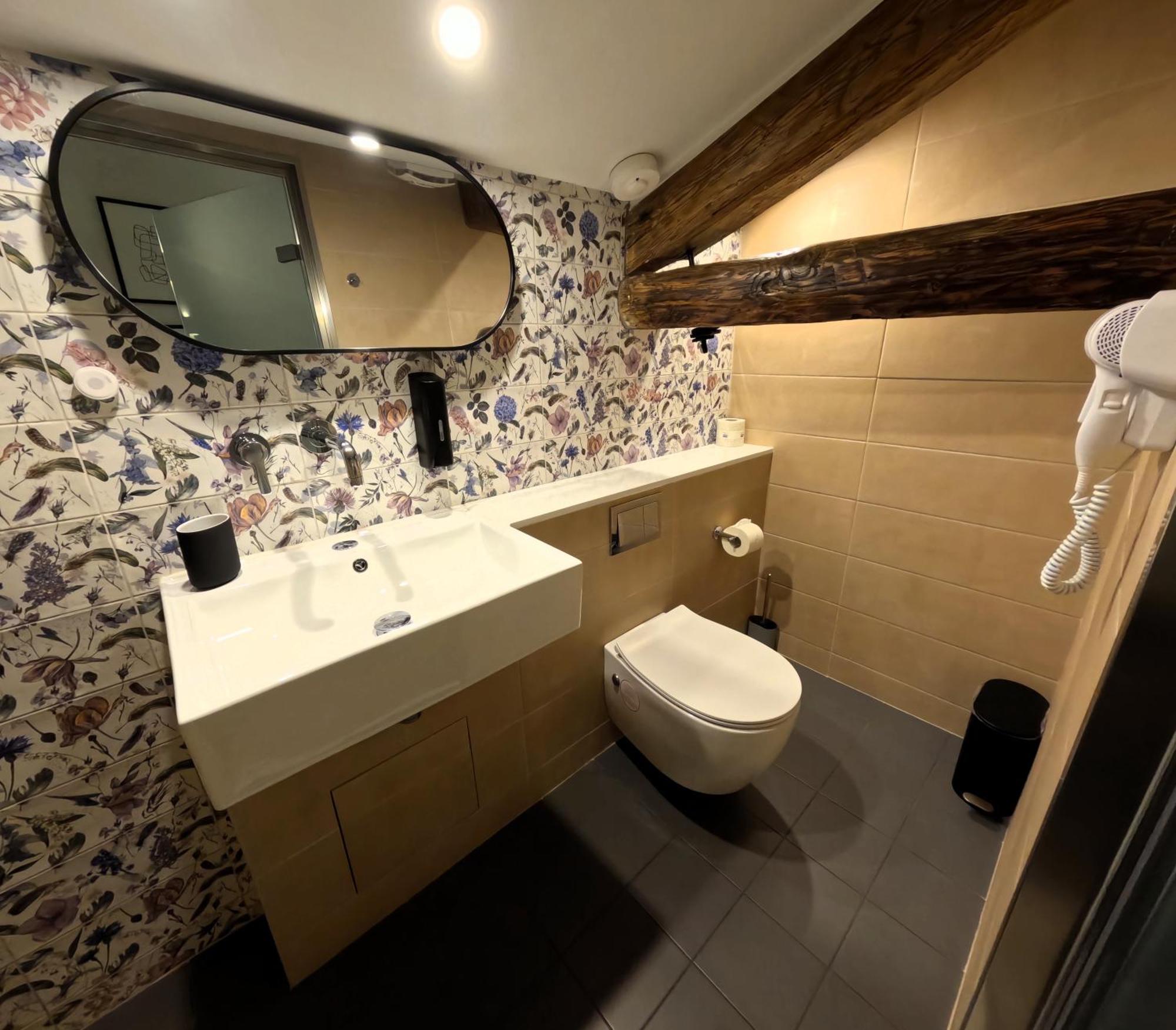 Issa Lesvos Hostel Mytilene ภายนอก รูปภาพ