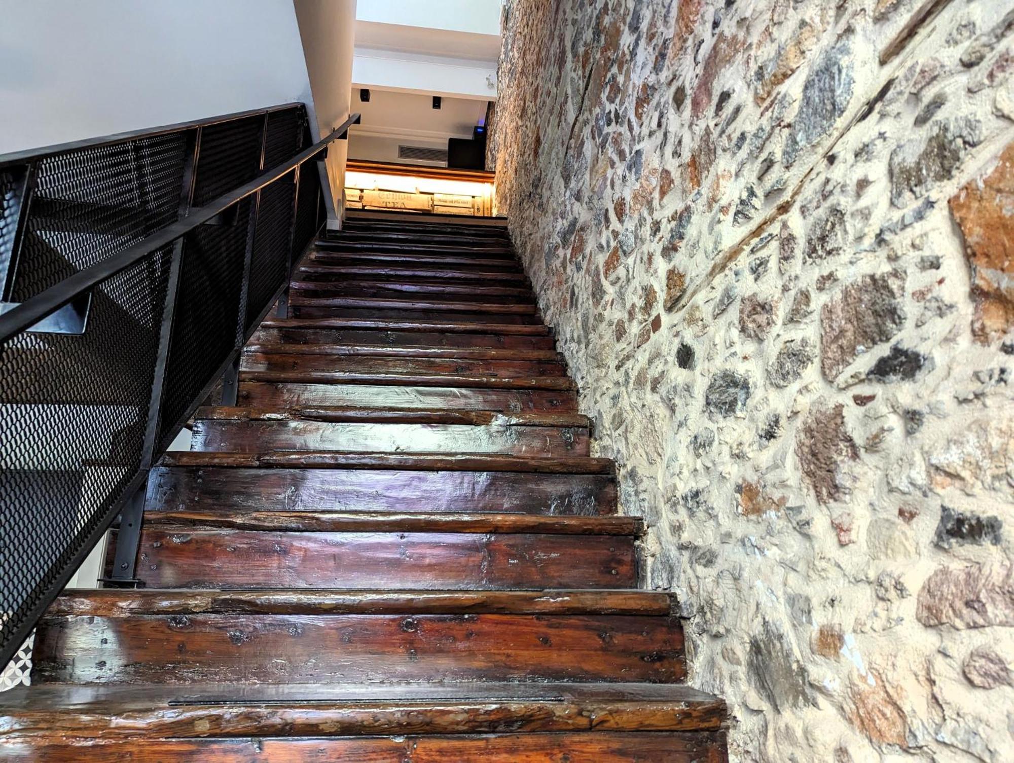Issa Lesvos Hostel Mytilene ภายนอก รูปภาพ