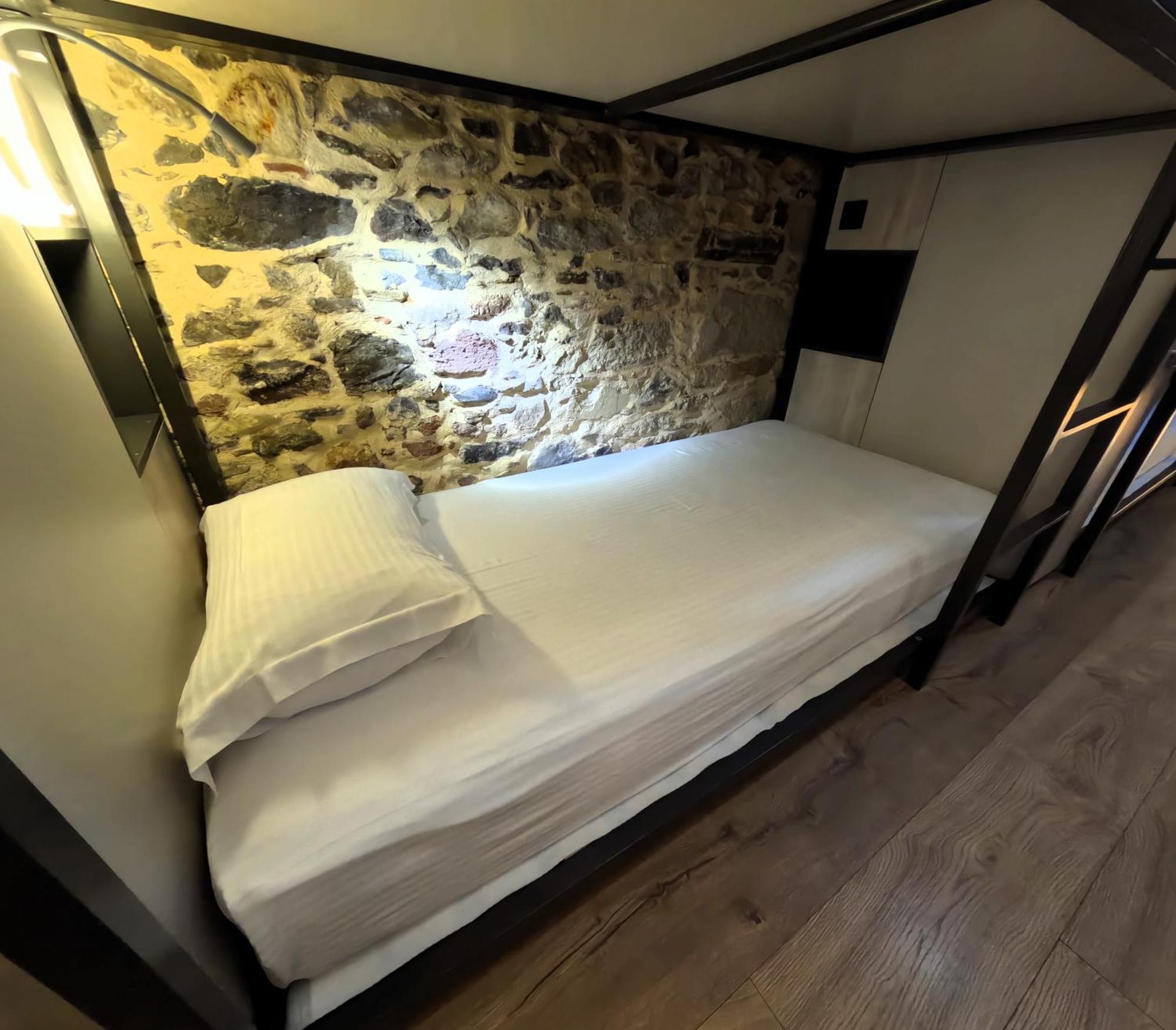 Issa Lesvos Hostel Mytilene ภายนอก รูปภาพ