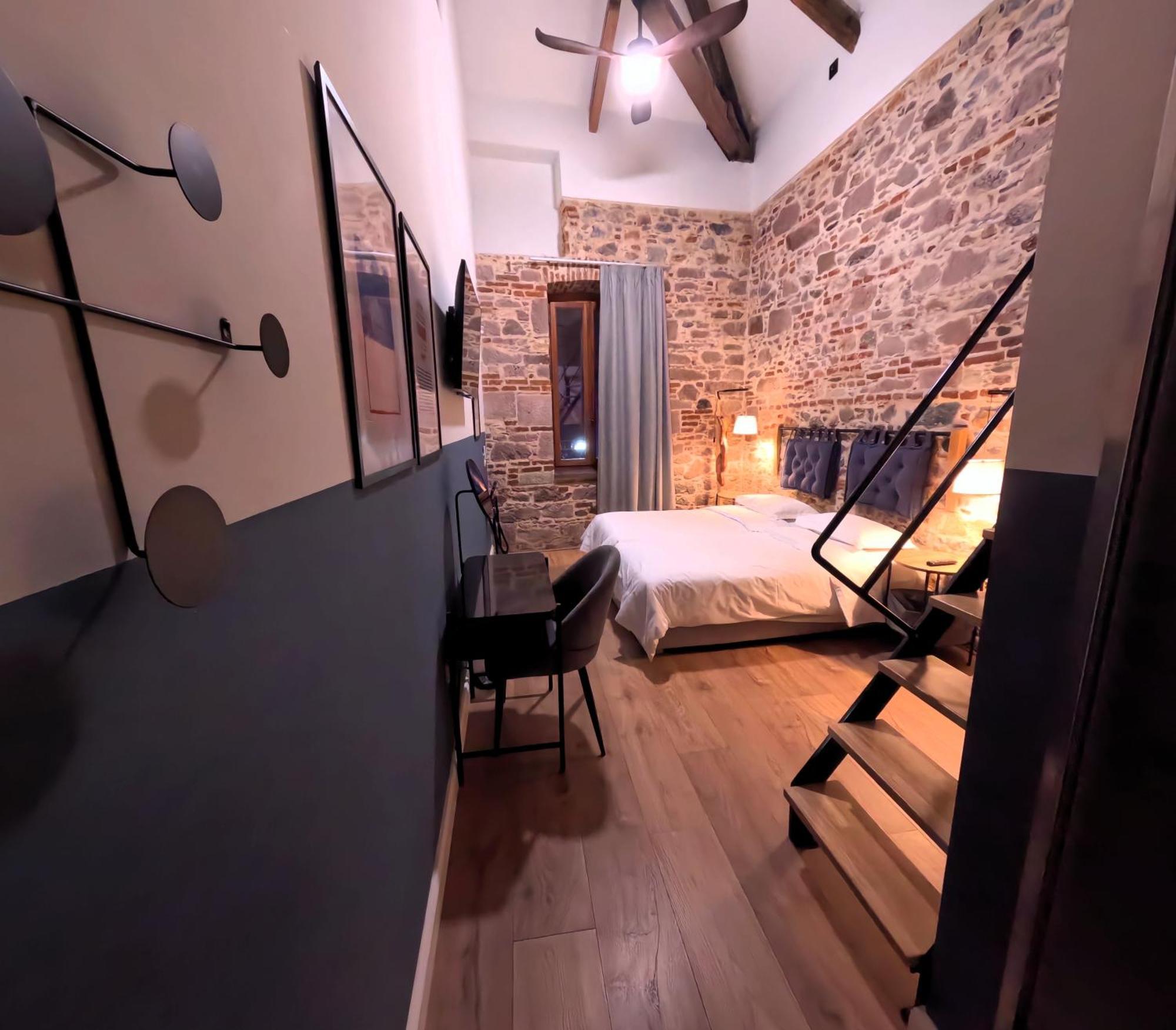 Issa Lesvos Hostel Mytilene ภายนอก รูปภาพ
